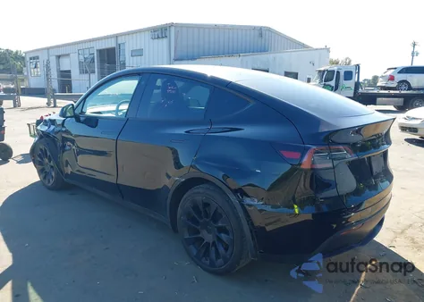 2022 Tesla Model Y Long Range Dual Motor All-Wheel Drive z USA, uszkodzony, nr VIN 7SAYGAEE8NF574463